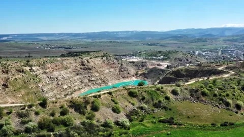 Drone view of open cast mine. Earthmoving work in open pit mining. Turquoise Vidéo 153836153