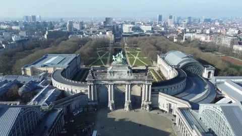 Drone view over Triumphal arch (Arc de Triomphe)  at the Cinquantenaire park Vídeo Stock 169358350