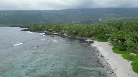 Drone view of palm-lined white beach and turquoise reef in Hawaii Stockbeeldmateriaal 348170945