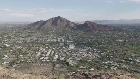 Drone view of Paradis Valley with wealthy houses and camelback mountains 库存影片 276822396