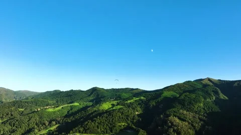 Drone view of paragliders soaring over lush volcanic terrain of Pico da Barrosa Vídeo Stock 300694778
