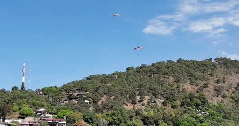 Drone view of a paragliding flight over the magical town of Valle de Bravo Vidéo 331958334