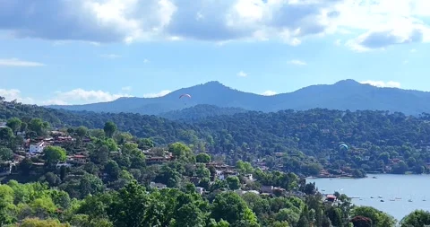 Drone view of a paragliding flight over the magical town of Valle de Bravo 库存影片 331958382