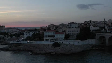 Drone view of people sitting on cliffs and rocks at sunset enjoying a good time Vidéo 258798127