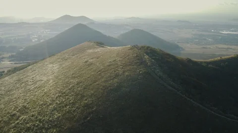 Drone view, people walking on the mountain top. Saebyeol Oreum, Jeju Island. Vídeo Stock 118639719
