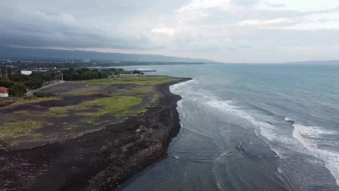 Drone view of plastic waste scattered along a black volcanic sand beach on .. 스톡 동영상 341313555