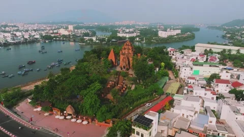 Drone view of Po Nagar towers overlooking modern Nha Trang city, Vietnam Vídeo Stock 332887283