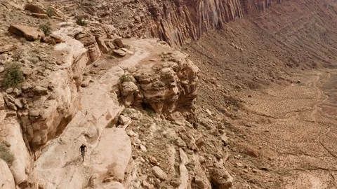 Drone View Of A Professional Mountain Biker Riding Fast On The Edge Of Cliff Vidéo 100516855