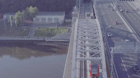Drone view of railway bridge and park by city highway, D-Log footage Vidéo 320802545