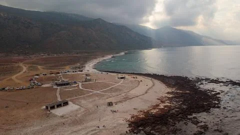 Drone View of Remote Mountain Bay Coastline at Sunset Fotos de archivo