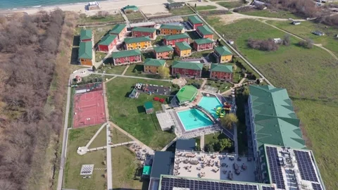 Drone view of residential complex with green roofs and pathways Vídeo Stock 331506091