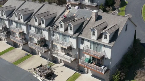 Drone view of roofing contractor removing shingles from a roof ready for Vídeo Stock 128971872