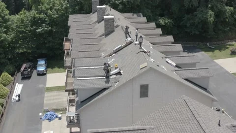 Drone view of roofing contractor replacing shingles and reroofing a townhouse Vídeo Stock 134726817