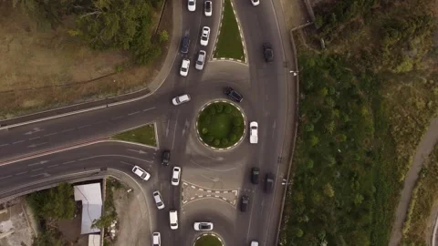Drone view of a roundabout during rush hour in Tbilisi, Georgia. 動画素材 279587231