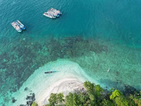 Drone View of Sandy Beach Tip with Boats and Coral Reef 库存照片