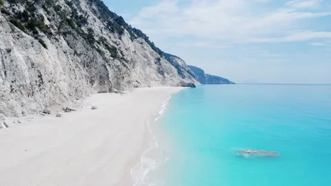 Drone view of scenic beach with white sand and turquoise sea, Greek islands. Vidéo 158326127