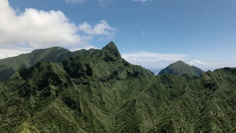 Drone view of sharp green peak of Maui mountain range, Hawaiian highlands, USA Video stock 178222117