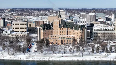 Drone view showcases Saskatoon's winter cityscape Vídeo Stock 334012163