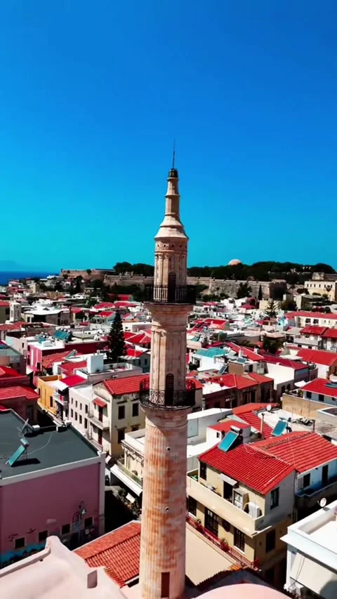 Drone view shows old Ottoman tower in Rethimno with city below. Vídeos de archivo 335042479