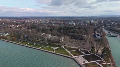 Drone view of Siófok's Lake Balaton shoreline with promenade, marina and winter 库存影片 335950669