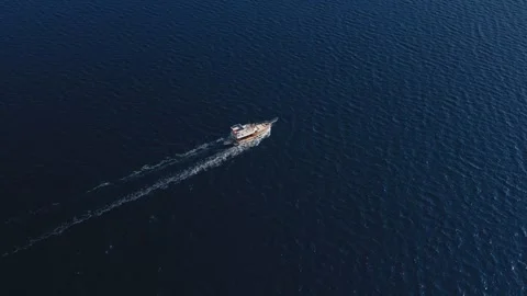 Drone view of small boat sailing along sea surface Vídeo Stock 262029715