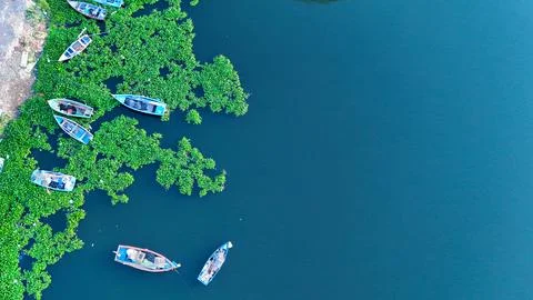 Drone View of Small Boats Floating on Calm Lake with Green Shoreline Stock-Fotos