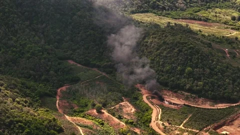 Drone view of smoke rising from garbage burning area in remote mountain valley Vidéo 317375390