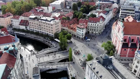 Drone view of the square in the historic center of Ljubljana Video stock 163912672