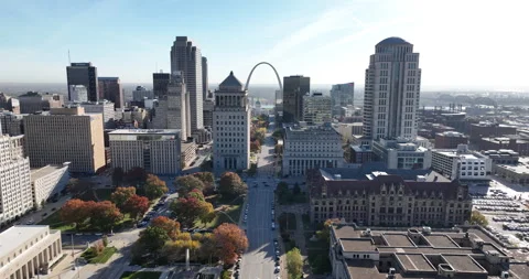 Drone View of St Louis Skyline and Gateway Arch Downtown 스톡 동영상 325060012