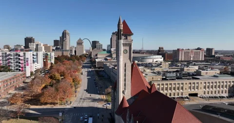 Drone View of St Louis Union Station Hotel and Downtown Skyline 스톡 동영상 325060115