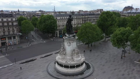 Drone view statue Républic square, Paris Vidéo 272775927