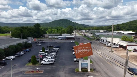 Drone View of Store Parking Lot and Highway in Scottsboro, Alabama Vídeo Stock 340582852