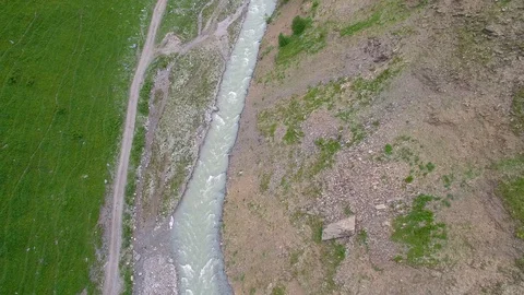Drone view of stormy river and Shkhara mountain in the clouds Vidéo 94684016