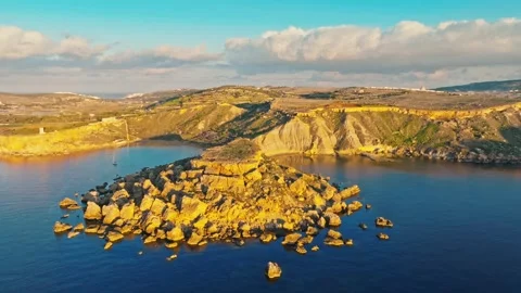 Drone view of sunset point Ghain Tuffieha beach, Malta island Vídeo Stock 323855747