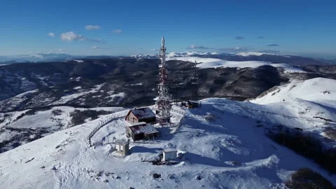 Drone View of Telecommunications Tower Vídeo Stock 338989669