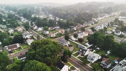 Drone view of thick smoke covering homes and trees in Connecticut, USA... Vidéo 340291066