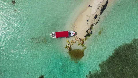 Drone View of Tiny Caribbean Island with Red Boat and Coral Reefs in Belize 스톡 동영상 300273895