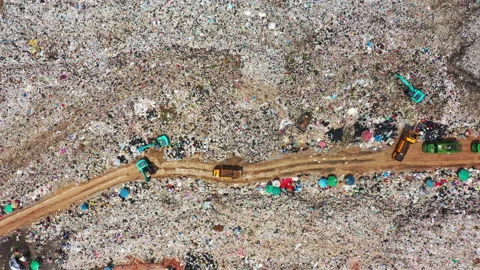 Drone view, Top view of A Huge Waste, garbage, dump, rubbish landfill Vídeos de archivo 212821758