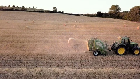 Drone view of tractor making hay bales Video stock 92998864