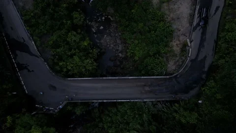 Drone view of traffic across bridge on Maui's popular road to Hana. 動画素材 162078512