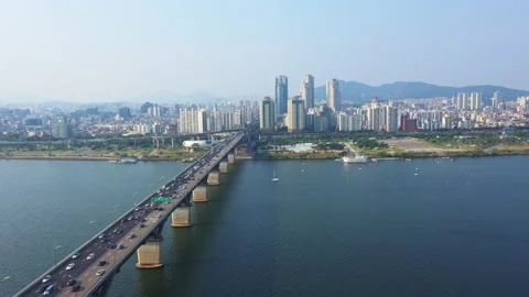 Drone view of traffic on the Han River Bridge in Seoul, South Korea. Vídeos de archivo 225562610
