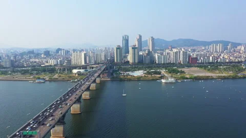 Drone view of traffic on the Han River Bridge in Seoul, South Korea. Vídeos de archivo 225562705