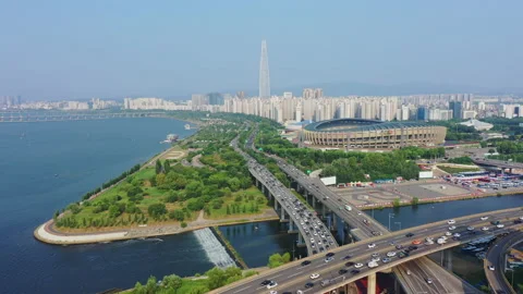 Drone view of traffic on the Han River Bridge in Seoul, South Korea. Vídeos de archivo 225562856