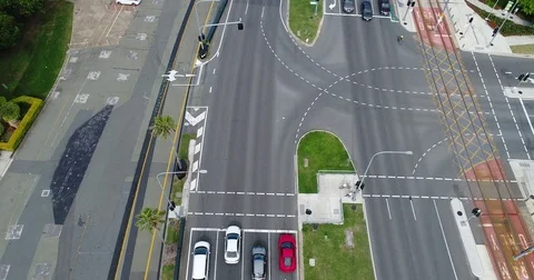 Drone view of traffic at intersection taking off and revealing Surfers Paradise Vídeo Stock 76235123