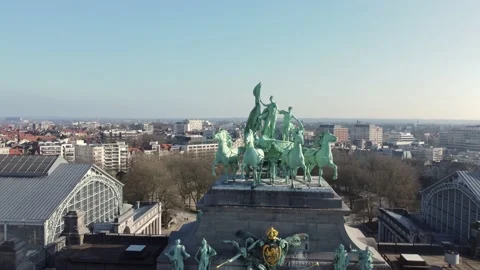 Drone view of The Triumphal arch (Arc de Triomphe) statues at Cinquantenaire Vídeo Stock 169358141