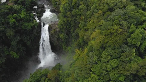 Drone view of a waterfall between mountains, Xiaowulai Waterfall, Taiwan, Aisa. Vídeo Stock 99504010