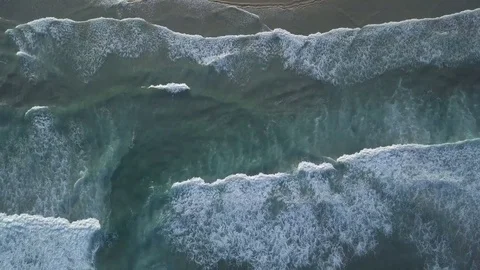 Drone view of waves crashing on beach Stockbeeldmateriaal 84473171