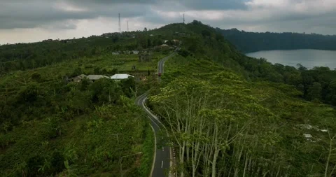 Drone view of a winding road in the village of Munduk in Bali, Indonesia 库存影片 248596377