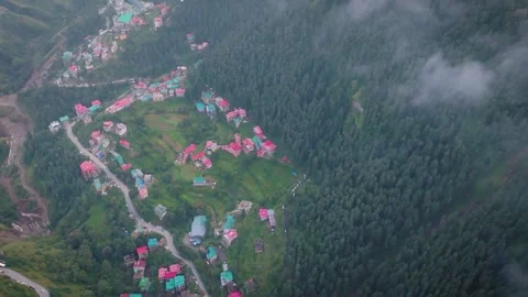 Drone view of winding roads and forests in the scenic Mashobra Valley. Stockbeeldmateriaal 333060848