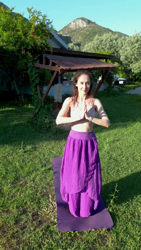 Drone view of Woman practicing standing prayer yoga pose in sunny garden Sirince Vídeos de archivo 345125449